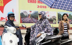Phụ huynh Hà Nội đội mưa chờ con thi môn đầu tiên vào lớp 10