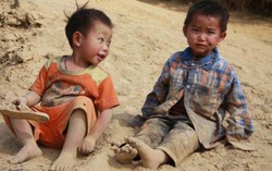 Cầu trượt 'bá đạo' của trẻ vùng cao