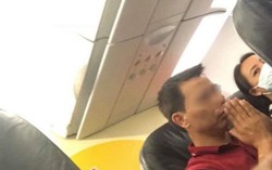 Hành khách chắp tay cầu nguyện vì máy bay Vietjet Air gặp sự cố