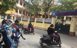 Phụ huynh xếp hàng trước cổng trường vì lo con vỡ đầu khi ngồi học 