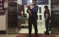 'Thèm' con trai, bố đem bán con gái mới 10 ngày tuổi