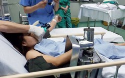 Xay thịt nấu ăn, nữ nhân viên bị máy cuốn vào cả bàn tay