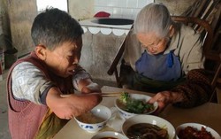 Xúc động câu chuyện người con mất tứ chi chăm sóc mẹ già trăm tuổi