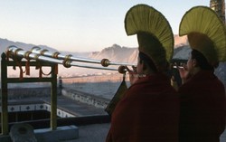 Kỳ bí tăng nhân niệm chú chuyển đá ở Himalaya