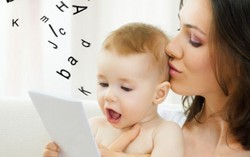 Lạm dụng thiết bị điện tử cầm tay, trẻ dễ mắc chứng chậm nói
