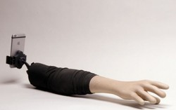 Selfie Arm kẻ yêu người ghét