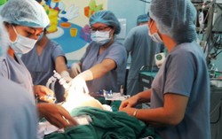 Cuộc chiến của người mẹ có con 13 tháng tuổi phải ghép gan