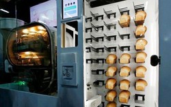 Thích thú với chiếc máy tự động sản xuất hàng loạt bánh mỳ