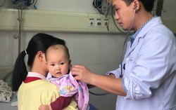 Sau 5 thìa thuốc cam, bé 8 tháng tuổi phải nhập viện
