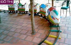 Bé 2 tuổi tử vong vì bị tàu điện trò chơi đâm trúng