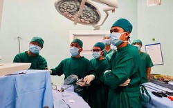 Tạo hình thành công cho bé gái không có hậu môn, teo thực quản