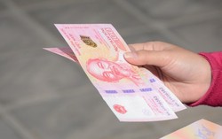Đi gần 450 km vẫn không mua được tiền lưu niệm