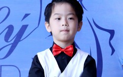 Bé 5 tuổi ‘bắn’ tiếng Anh như gió trong lễ tổng kết