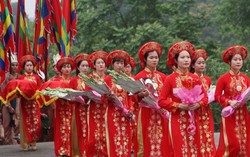Hàng nghìn người dâng hương tưởng niệm các Vua Hùng