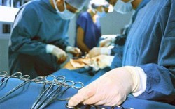 Bé 8 tuổi bị teo chân do bác sĩ để sót dị vật trong vết thương