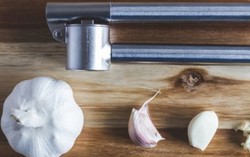 Hơi thở mùi tỏi biến mất chỉ bằng một… lát táo tươi