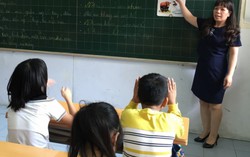Đôi tất của cô học trò khiếm thính ngày gặp lại