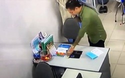 Clip người nhà bệnh nhân tự vứt tiền lên bàn bác sĩ tạo hiện trường giả