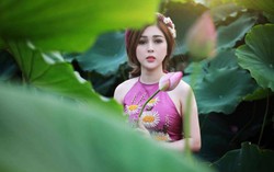 “Hot girl Kem Xôi” diện yếm thắm đua sắc với sen
