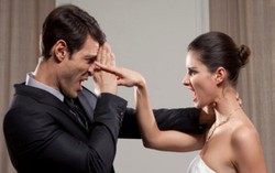 Người chồng ‘giả mù giả điếc’