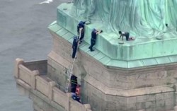 Người phụ nữ trèo tượng Nữ thần tự do khiến 3.000 du khách phải sơ tán