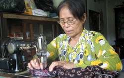 Miệt mài may vá để giúp người nghèo khó