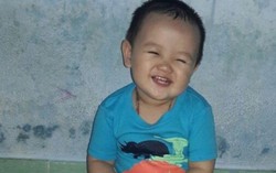 'Bé 2 tuổi rửa bát' đốn tim dân mạng