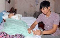 Cảm động chồng chăm vợ sống thực vật sau vụ nổ ở Văn Phú
