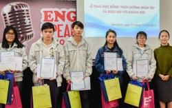 Trao học bổng Nuôi dưỡng nhân tài cho HS xuất sắc 2 trường THPT chuyên