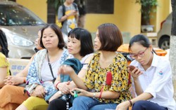 Phụ huynh, học sinh căng thẳng trước giờ công bố điểm thi vào lớp 10 Hà Nội