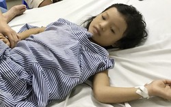Đang chơi gần nhà, bé gái 7 tuổi bị đạn bắn xuyên lưng