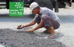 Ông lão U80 hàng ngày đi 'vá ổ gà' trên đường ở An Giang