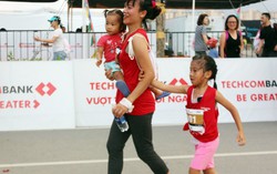 Mẹ và con căng sức trên đường chạy Marathon Quốc tế TPHCM 2018