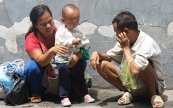 Vợ chồng mù bán vé số nuôi con thơ đầy thương cảm