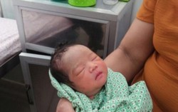 Người phụ nữ 54 tuổi, tắt kinh đã 8 năm vừa sinh bé trai nặng 2,7kg