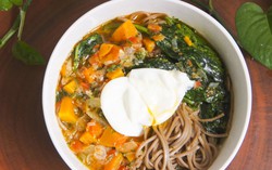 Chuyên gia dinh dưỡng hướng dẫn nấu mì soba bí đỏ lạ miệng tặng mẹ yêu thương