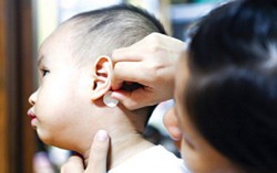 Con tưởng mẹ là "quái thú" vì miếng dán chống say tàu xe