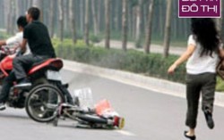 Mẹ chết, con gái mang thai nhập viện vì bị cướp túi xách