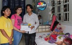 Báo PNVN và Đại sứ đặc biệt Mottainai 2017 thăm, tặng quà trẻ bị TNGT