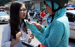 Thi vào 10 ở Hà Nội: Mẹ chăm sóc con từng chút giữa cái nắng như đổ lửa