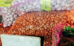Bắt giữ hơn 2 tấn hành, tỏi không rõ nguồn gốc