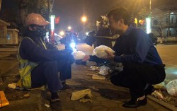 Hà Tĩnh: Tặng quà cho công nhân làm vệ sinh môi trường
