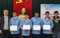 Trao học bổng "Nuôi dưỡng nhân tài" cho học sinh THPT chuyên Trần Phú