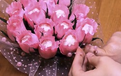 Trổ tài làm bó hoa kẹo ngọt ngào tặng người phụ nữ yêu thương ngày 8/3