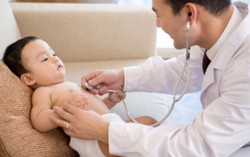 Trẻ đau bụng, đừng tự cho uống thuốc giảm đau