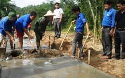 Diễn kịch để vận động hiến đất làm đường
