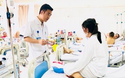 Sập giàn giáo, nữ phu hồ bị vật sắc nhọn cứa vào cổ, gần đứt gốc lưỡi