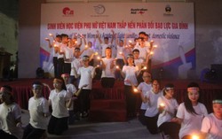Sinh viên Học viện Phụ nữ Việt Nam thắp nến phản đối bạo lực gia đình
