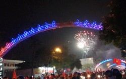 Người hâm mộ Nghệ An bắn pháo hoa mừng chiến thắng của tuyển Việt Nam