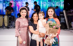 Mẹ tháp tùng chị em "Công chúa Sao Mai" Thu Hằng - Bích Hồng đi hát